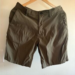 The North Face Men’s Hiking Athletic Cargo Olive Military Green Shorts, size 30